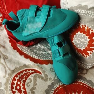 New in Box So Ill climbing shoes teal